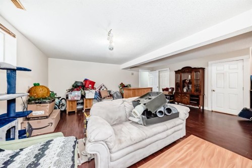 213 Hillvale Crescent, Strathmore, AB - Indoor Photo Showing Living Room