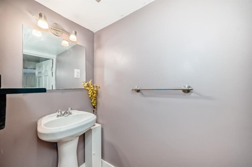 213 Hillvale Crescent, Strathmore, AB - Indoor Photo Showing Bathroom