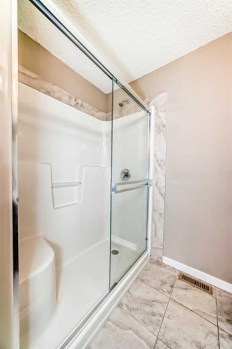 144 Auburn Glen Close Se, Calgary, AB - Indoor Photo Showing Bathroom