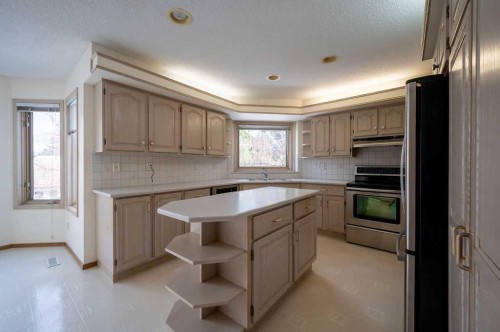 207 Shawnee Mews Sw, Calgary, AB - Indoor Photo Showing Kitchen