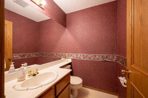 207 Shawnee Mews Sw, Calgary, AB - Indoor Photo Showing Bathroom