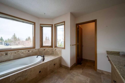 207 Shawnee Mews Sw, Calgary, AB - Indoor Photo Showing Bathroom