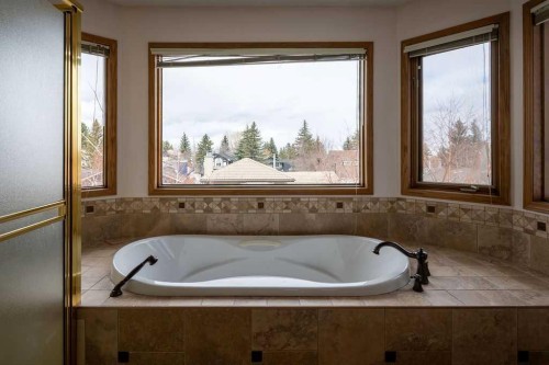 207 Shawnee Mews Sw, Calgary, AB - Indoor Photo Showing Bathroom