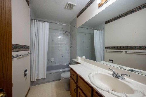 207 Shawnee Mews Sw, Calgary, AB - Indoor Photo Showing Bathroom