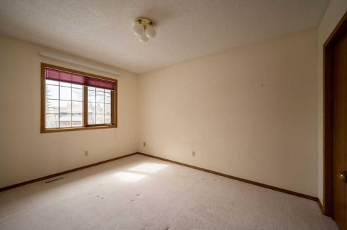 207 Shawnee Mews Sw, Calgary, AB - Indoor Photo Showing Other Room