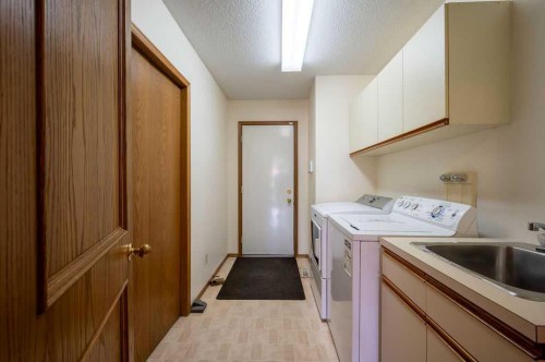 207 Shawnee Mews Sw, Calgary, AB - Indoor Photo Showing Laundry Room