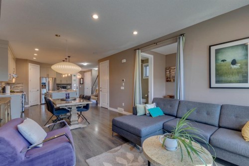 2817 16 Avenue Se, Calgary, AB - Indoor Photo Showing Living Room