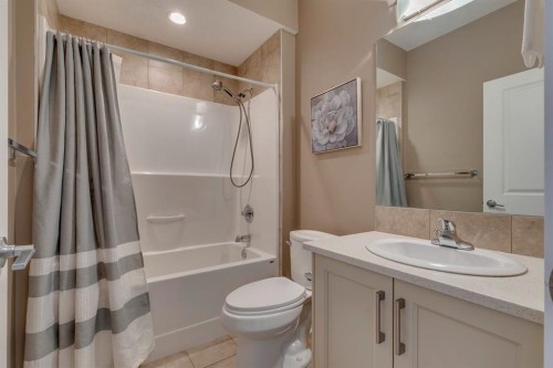 2817 16 Avenue Se, Calgary, AB - Indoor Photo Showing Bathroom