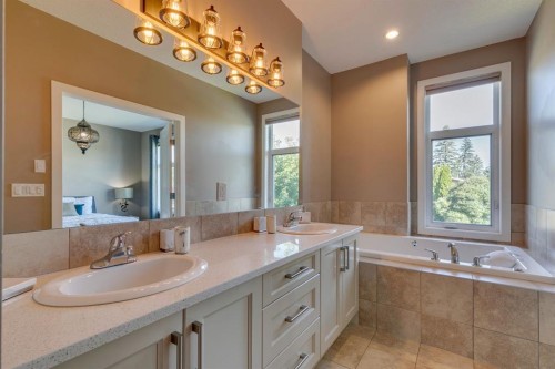 2817 16 Avenue Se, Calgary, AB - Indoor Photo Showing Bathroom