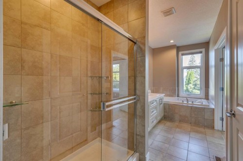 2817 16 Avenue Se, Calgary, AB - Indoor Photo Showing Bathroom