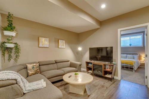 2817 16 Avenue Se, Calgary, AB - Indoor Photo Showing Living Room