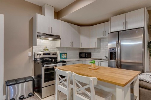 2817 16 Avenue Se, Calgary, AB - Indoor Photo Showing Kitchen