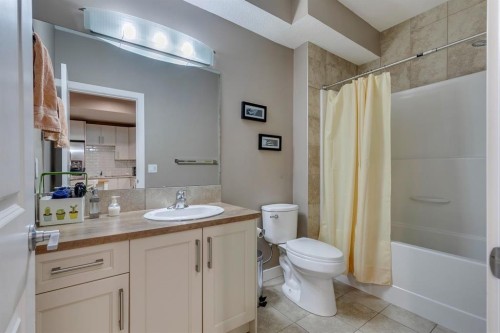2817 16 Avenue Se, Calgary, AB - Indoor Photo Showing Bathroom