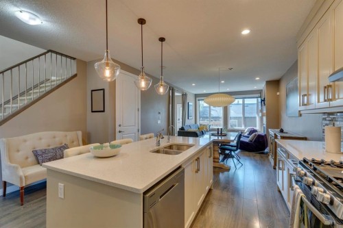 2817 16 Avenue Se, Calgary, AB - Indoor Photo Showing Kitchen With Double Sink With Upgraded Kitchen