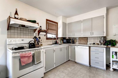 527 35A Street Nw, Calgary, AB - Indoor Photo Showing Kitchen