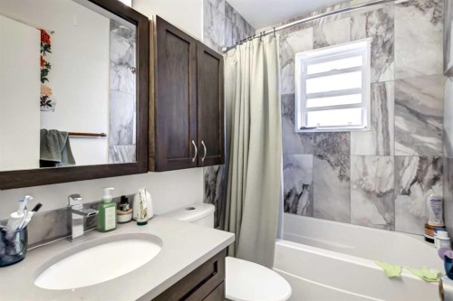 527 35A Street Nw, Calgary, AB - Indoor Photo Showing Bathroom