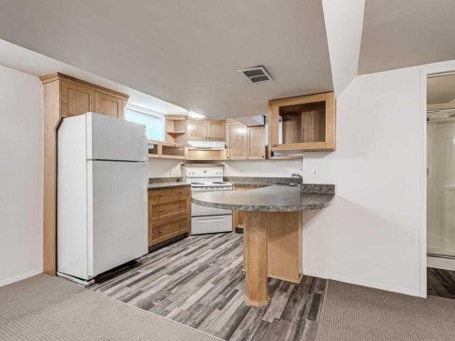 527 35A Street Nw, Calgary, AB - Indoor Photo Showing Kitchen