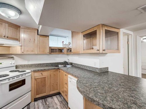 527 35A Street Nw, Calgary, AB - Indoor Photo Showing Kitchen