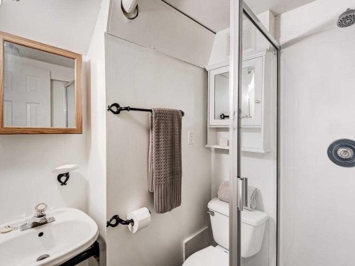 527 35A Street Nw, Calgary, AB - Indoor Photo Showing Bathroom