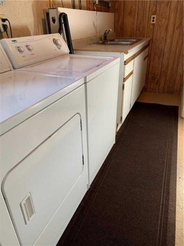 527 35A Street Nw, Calgary, AB - Indoor Photo Showing Laundry Room