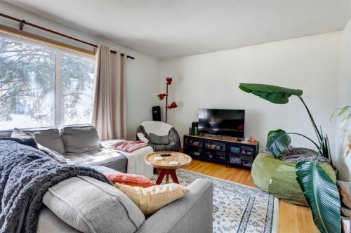 527 35A Street Nw, Calgary, AB - Indoor Photo Showing Living Room