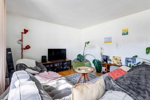527 35A Street Nw, Calgary, AB - Indoor Photo Showing Living Room