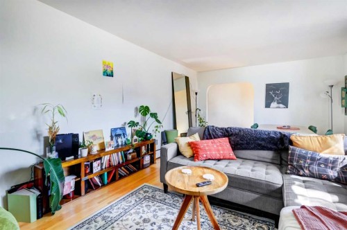 527 35A Street Nw, Calgary, AB - Indoor Photo Showing Living Room