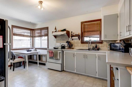 527 35A Street Nw, Calgary, AB - Indoor Photo Showing Kitchen
