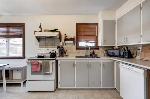 527 35A Street Nw, Calgary, AB - Indoor Photo Showing Kitchen