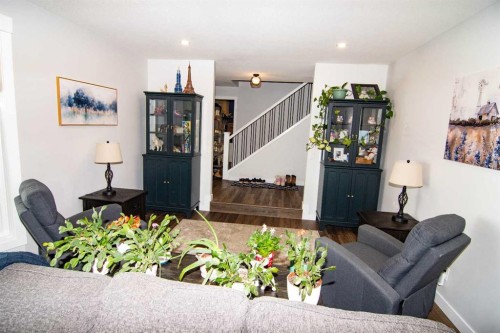 33233 Range Road 284, Rural Mountain View County, AB - Indoor Photo Showing Living Room