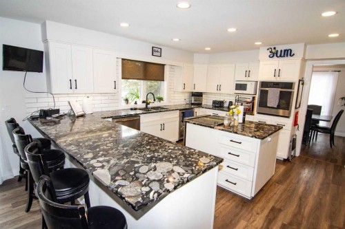 33233 Range Road 284, Rural Mountain View County, AB - Indoor Photo Showing Kitchen With Upgraded Kitchen