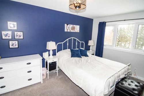 33233 Range Road 284, Rural Mountain View County, AB - Indoor Photo Showing Bedroom