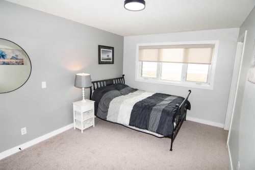 33233 Range Road 284, Rural Mountain View County, AB - Indoor Photo Showing Bedroom