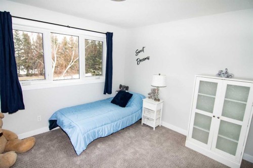 33233 Range Road 284, Rural Mountain View County, AB - Indoor Photo Showing Bedroom
