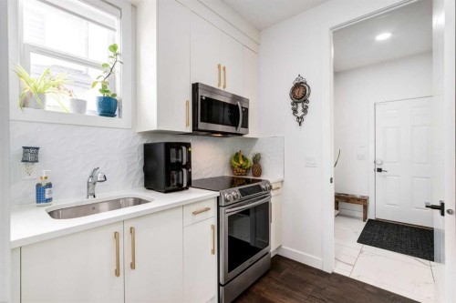 305 Kinniburgh Cove, Chestermere, AB - Indoor Photo Showing Kitchen