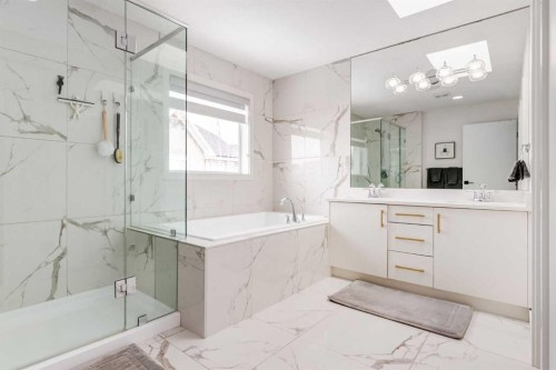 305 Kinniburgh Cove, Chestermere, AB - Indoor Photo Showing Bathroom