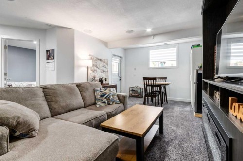 305 Kinniburgh Cove, Chestermere, AB - Indoor Photo Showing Living Room