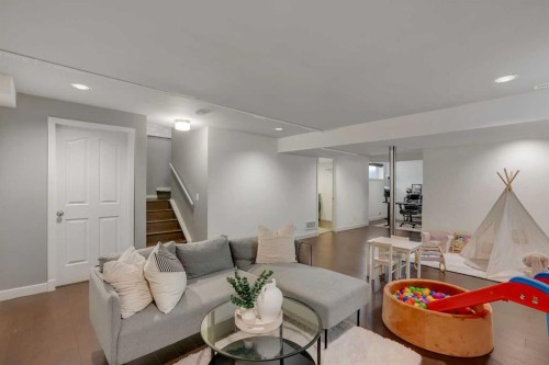 87 Prestwick Close Se, Calgary, AB - Indoor Photo Showing Living Room