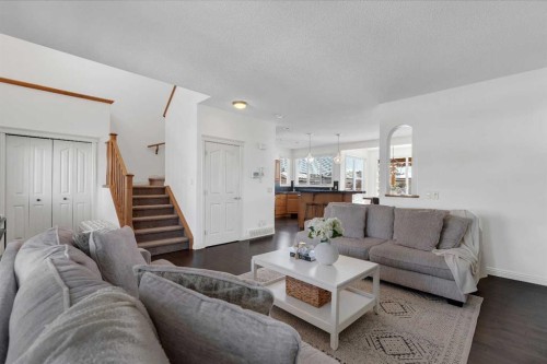 87 Prestwick Close Se, Calgary, AB - Indoor Photo Showing Living Room