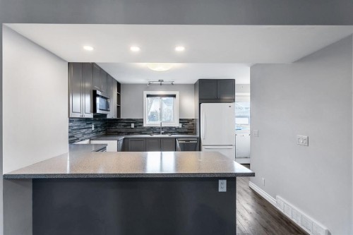92 Riverbrook Place Se, Calgary, AB - Indoor Photo Showing Kitchen