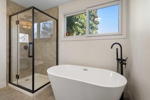 4812 Verona Drive Nw, Calgary, AB - Indoor Photo Showing Bathroom
