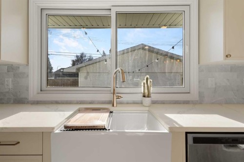 4812 Verona Drive Nw, Calgary, AB - Indoor Photo Showing Kitchen