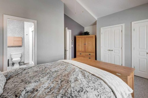 703 52 Avenue Sw, Calgary, AB - Indoor Photo Showing Bedroom