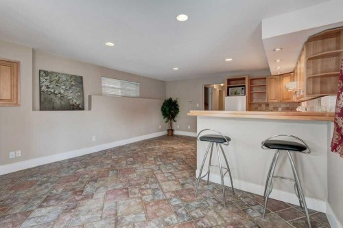 703 52 Avenue Sw, Calgary, AB - Indoor