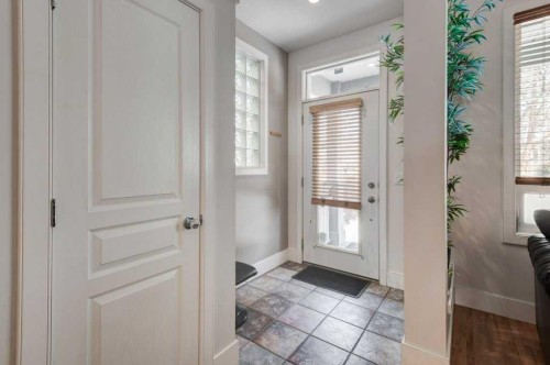 703 52 Avenue Sw, Calgary, AB - Indoor Photo Showing Other Room