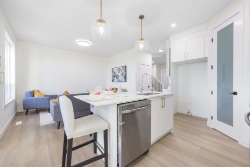 108 Heritage Manor, Cochrane, AB - Indoor Photo Showing Kitchen