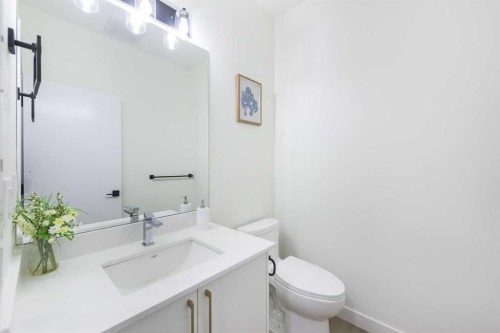 108 Heritage Manor, Cochrane, AB - Indoor Photo Showing Bathroom