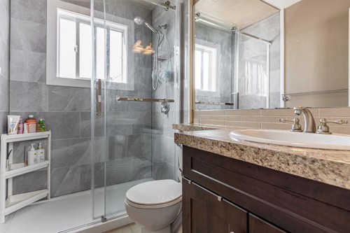 77-5103 35 Avenue Sw, Calgary, AB - Indoor Photo Showing Bathroom