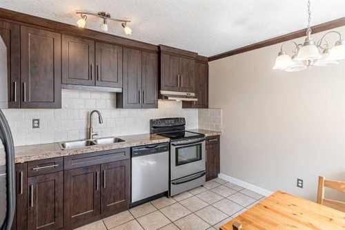 77-5103 35 Avenue Sw, Calgary, AB - Indoor Photo Showing Kitchen With Double Sink