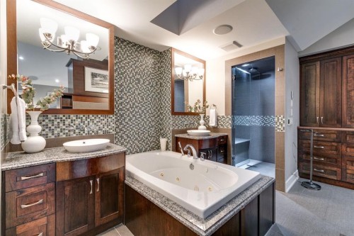 1727 Bowness Road Nw, Calgary, AB - Indoor Photo Showing Bathroom
